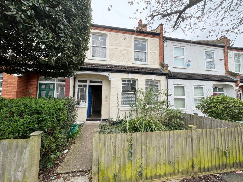 Lot: 135 - TERRACE HOUSE FOR TOTAL REFURBISHMENT - Front of property